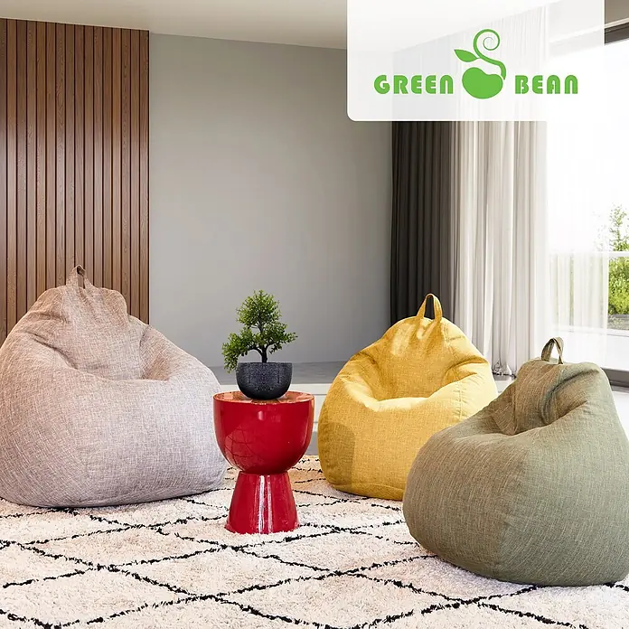 Green Bean Sitzsack Set Home Linen XXL mit Hocker 2 tlg. Silbergrau -  - Drei texturierte Sitzsäcke in Beige, Gelb und Olivgrün stehen auf einem flauschigen Teppich in einem gemütlichen Wohnzimmer.