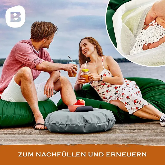 Bonvivre EPS Perlen Sitzsack Füllung Nachfüllpack 5 L -  - Zwei Personen entspannen auf grünen Sitzsäcken im Freien. Einsatz zeigt weiße Nachfüllkügelchen.