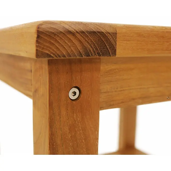 Teak Beistelltisch Cuneo 2 Ebenen 50 x 50 cm Massivholz wetterfest und edel -  - Nahaufnahme eines hellbraunen Holzmöbelgelenks mit sichtbarer silberner Innensechskantschraube.