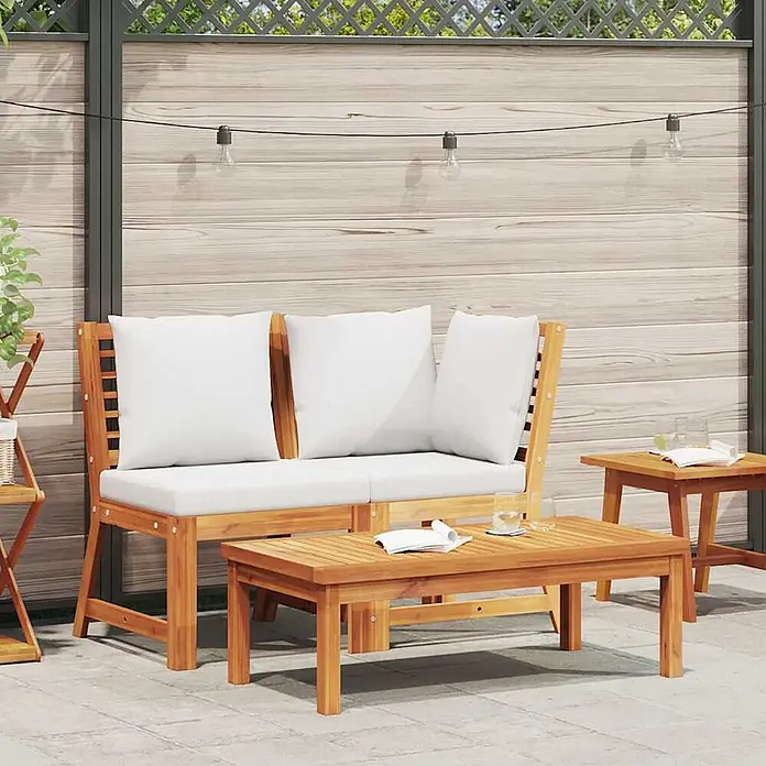 Furnicato Garten Loungemöbel Set aus Akazienholz mit Kissen -  - Outdoor-Lounge-Set aus Holz mit weißen Kissen auf einer Zweisitzerbank, einem Couchtisch und einem Beistelltisch für die Terrasse.