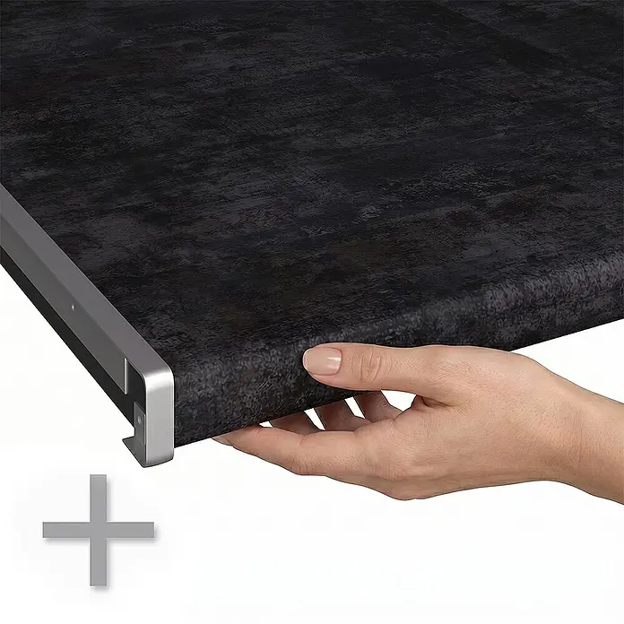 Küchenunterschrank R-Line 50 cm Artisan-Eiche Art.-Nr. 70307 -  - Hand berührt die dunkle, texturierte Oberfläche einer Arbeitsplatte mit einem metallischen Kantenprofil.