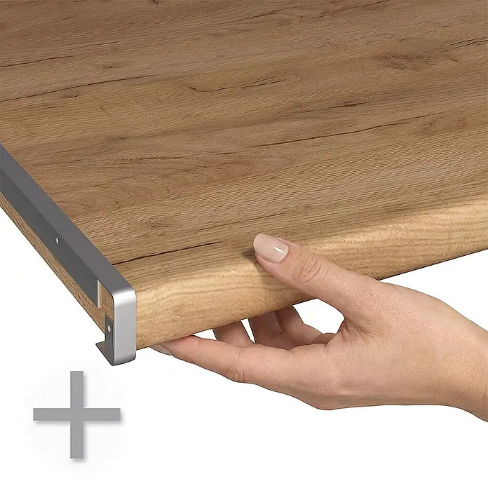 Küchenunterschrank R-Line 50 cm Artisan-Eiche Art.-Nr. 70308 -  - Holzplatte mit abgerundeter Kante und silbernem Aluminiumprofil, von einer Hand gehalten.