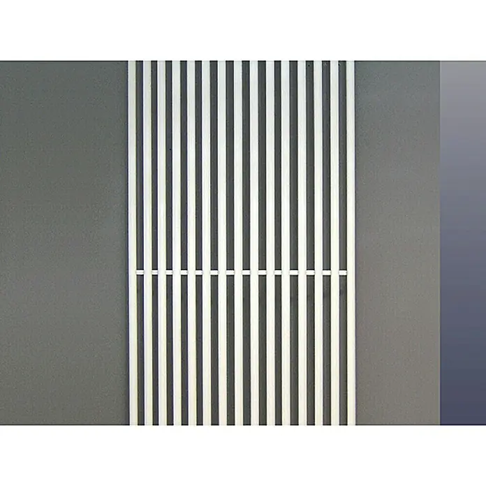 Admiral Designheizkörper Wien - B x H: 600 x 1.600 mm, Weiß - Nahaufnahme eines modernen Trennwandsystems mit vertikalen Lamellen und grauen Paneelen. Die Lamellen sorgen für ein elegantes Erscheinungsbild.