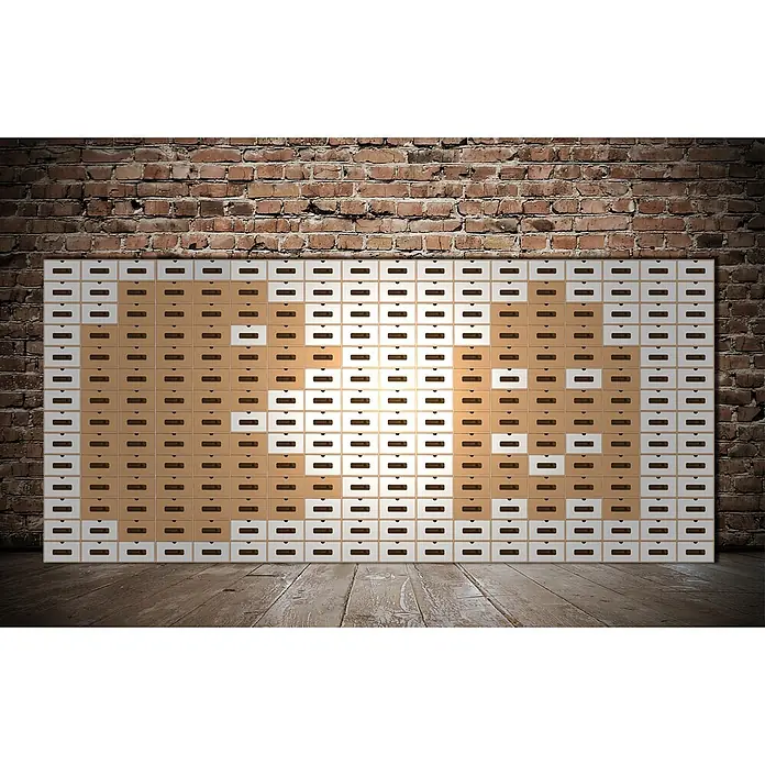 BigDean 10er Boxen Set Schuhbox, Braun -  - Modulares Aufbewahrungssystem aus weißen und braunen Boxen, die ein Pixelmuster vor einer Ziegelwand bilden.