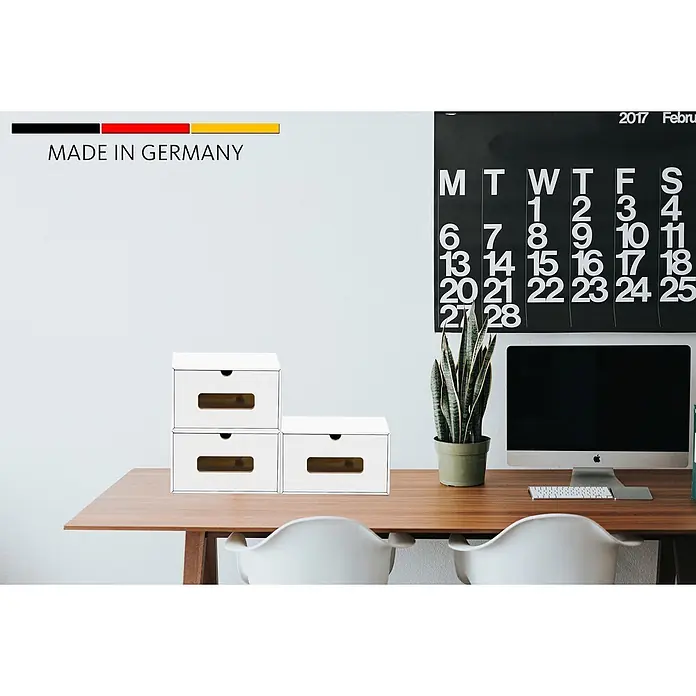 BigDean 10er Boxen Set Schuhbox, Weiß -  - Drei weiße modulare Aufbewahrungsboxen mit Auszugsfächern auf einem Holzschreibtisch in einem Büro.