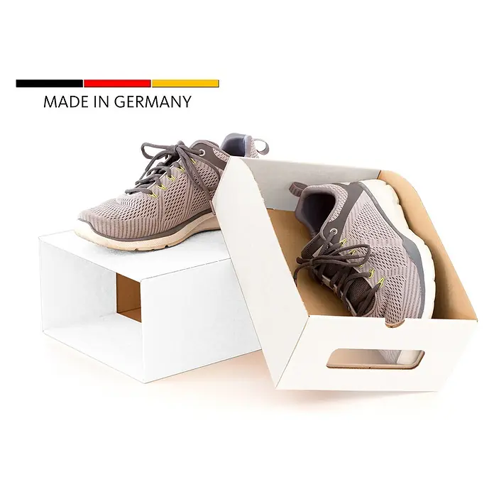BigDean 10er Boxen Set Schuhbox, Weiß -  - Ein Paar graue Mesh-Sneaker, einer in offener Box, der andere auf weißer Präsentationsbox. Text: MADE IN GERMANY.