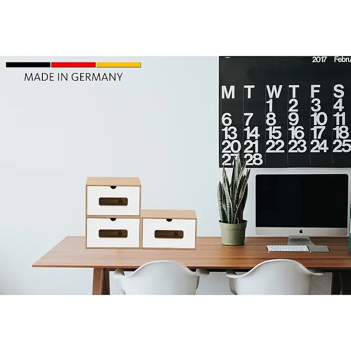 BigDean 10er Boxen Set Schuhbox, Braun -  - Stapelbare hellbraune und weiße Aufbewahrungsboxen mit Griffaussparungen auf einem Holzschreibtisch.