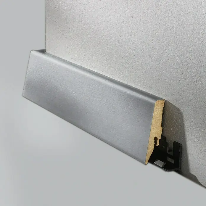 LOGOCLIC Sockelleiste K58 D Edelstahl - 260 cm x 19 mm x 58 mm, MDF - Eine moderne, silberfarbene Sockelleiste mit Clip-Befestigungssystem für einen stilvollen Übergang zwischen Wand und Boden.