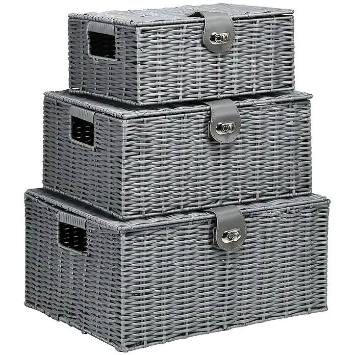 SONNENH Aufbewahrungsboxen-Set max. 35,5 x 28,5 x 18 cm, 3 Boxen, Grau -  - Drei gestapelte graue geflochtene Aufbewahrungskörbe mit Deckeln, grauen Kunstlederriemen und silbernen Verschlüssen. Mit Griffausschnitten.