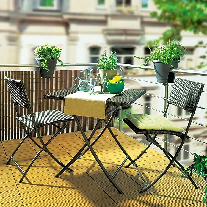 Gardol Comfort Sichtschutzmatte - Kastanienbraun, 300 x 90 cm - Gartenset mit Klapptisch und zwei Klappstühlen für den Balkon. Das Set ist aus wetterfestem Material und ideal für kleine Flächen.