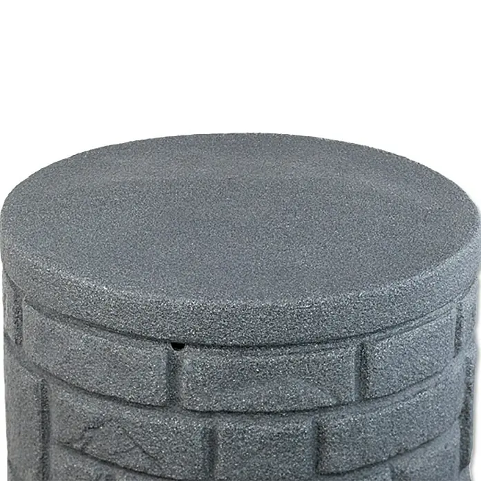 Arves Regenspeicher Arcado - 230 l, Black Granitfarben - Nahaufnahme eines grauen Brunnens aus Kunststoff mit Ziegeldesign. Dekorative Gartenstruktur für den Außenbereich.