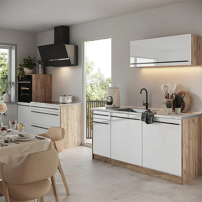 Küchenzeile R-Line 160 cm Weiß Hochglanz Art.-Nr. 66144 -  - Moderne Küchenmöbel mit weißen Hochglanzfronten und hellen Holzoptik-Details, integriert in eine helle, moderne Küche mit Essbereich.