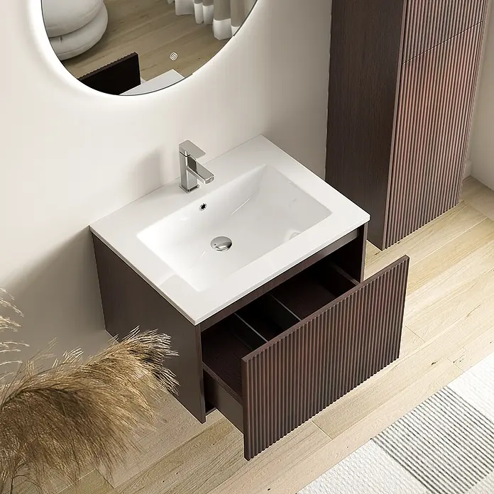 LOMAZOO Badmöbel-Set Rovani 60 cm Nussbaum Rillenfront, Waschbecken Weiß -  - Dunkelbrauner, geriffelter Badschrank mit weißem Waschbecken, offener Schublade und passendem Hochschrank.