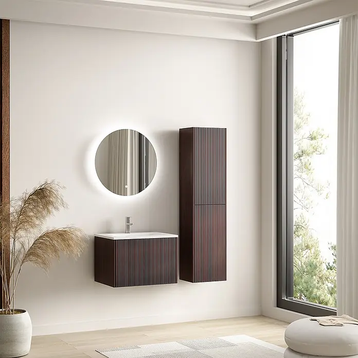 LOMAZOO Badmöbel-Set Rovani 60 cm Nussbaum Rillenfront, Waschbecken Weiß -  - Modernes Badezimmer mit dunkelbraunem, geriffeltem Waschtisch, weißem Waschbecken, beleuchtetem Spiegel und passendem Hochschrank.