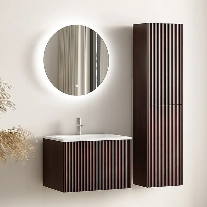 LOMAZOO Badmöbel-Set Rovani 60 cm Nussbaum Rillenfront, Waschbecken Weiß -  - Modernes dunkelbraunes geripptes Badezimmerwaschtisch-Set mit weißem Waschbecken, rundem beleuchtetem Spiegel und passendem Hochschrank.