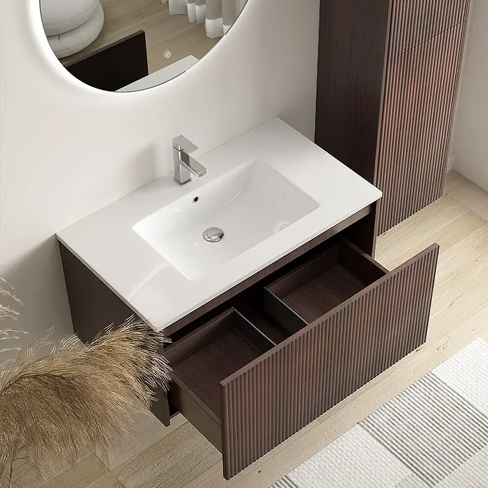 LOMAZOO Badmöbel-Set Rovani 80 cm Nussbaum Rillenfront, Waschbecken Weiß -  - Dunkelbrauner geriffelter Badunterschrank mit integriertem weißen Waschbecken und offener Schublade, unter einem runden beleuchteten Spiegel.