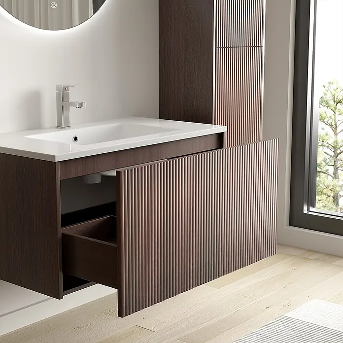 LOMAZOO Badmöbel-Set Rovani 80 cm Nussbaum Rillenfront, Waschbecken Weiß -  - Dunkles Holzlamellen-Badezimmermöbel mit integriertem weißen Waschbecken, Chromarmatur und offener Schublade, daneben ein passender Hochschrank.