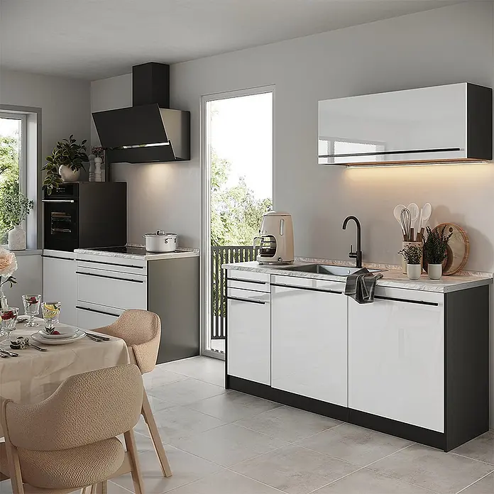 Küchenzeile R-Line 160 cm Weiß Hochglanz Art.-Nr. 66126 -  - Moderne Küche mit hochglänzenden weißen Schränken, dunkelgrauen Elementen und hellen Marmor-Arbeitsplatten.