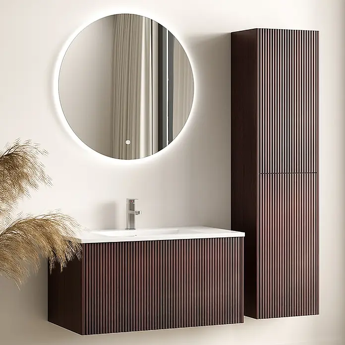 LOMAZOO Badmöbel-Set Rovani 80 cm Nussbaum Rillenfront, Waschbecken Weiß -  - Moderne dunkelbraune Badezimmerkombination mit geriffelter Front, weißem Waschbecken, Hochschrank und beleuchtetem Spiegel.