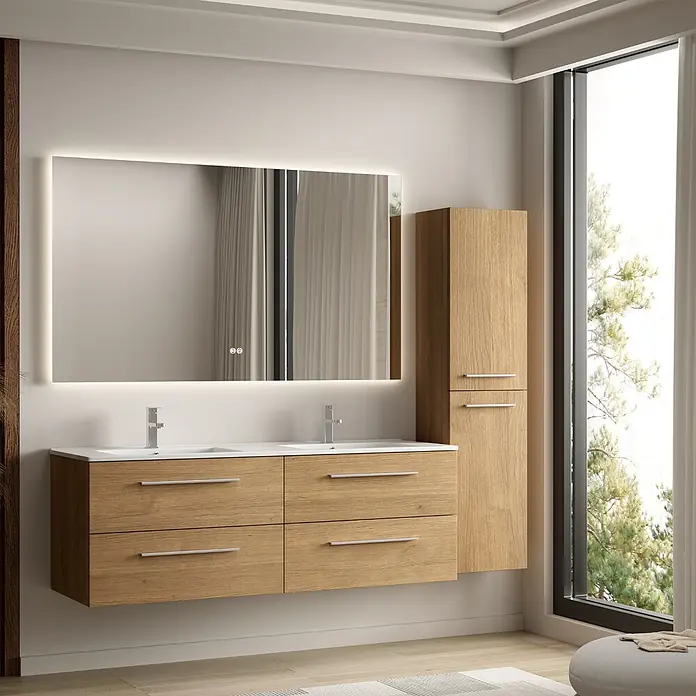 LOMAZOO Badmöbel Valeno 140 cm Eiche hell, Doppelwaschbecken Weiß -  - Moderner Doppelwaschtisch in heller Holzoptik mit weißen Becken und passendem Hochschrank in einem hellen Badezimmer.