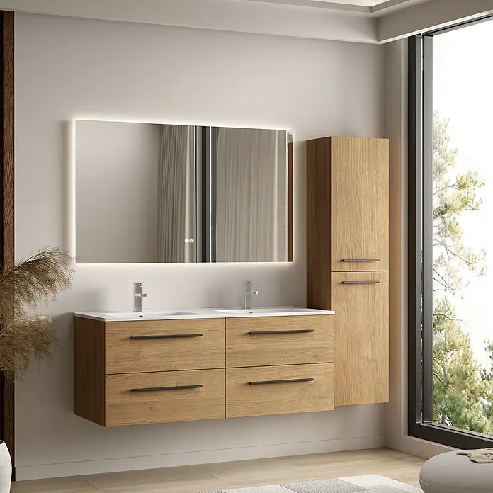 LOMAZOO Hochschrank Lanello 140 cm Eiche hell -  - Doppelwaschtisch aus heller Eiche mit weißen Keramikbecken, schwarzen Griffen, beleuchtetem Spiegel und passendem Hochschrank.