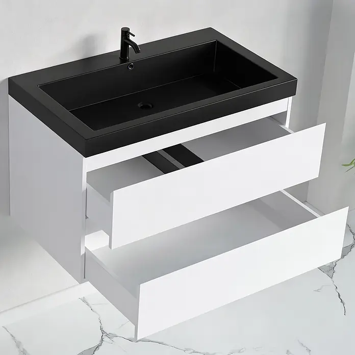 LOMAZOO Badmöbel-Set Avalon 80 cm Weiß glänzend, Waschbecken Schwarz -  - Weiße wandmontierte Badmöbel mit integriertem schwarzen Waschbecken und Wasserhahn. Zwei Schubladen sind offen.