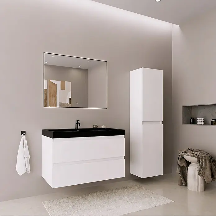 LOMAZOO Badmöbel-Set Avalon 80 cm Weiß glänzend, Waschbecken Schwarz -  - Modernes weißes Badmöbel mit schwarzem Waschbecken, schwarz gerahmtem Spiegel und hohem weißem Hochschrank in einem modernen Bad.