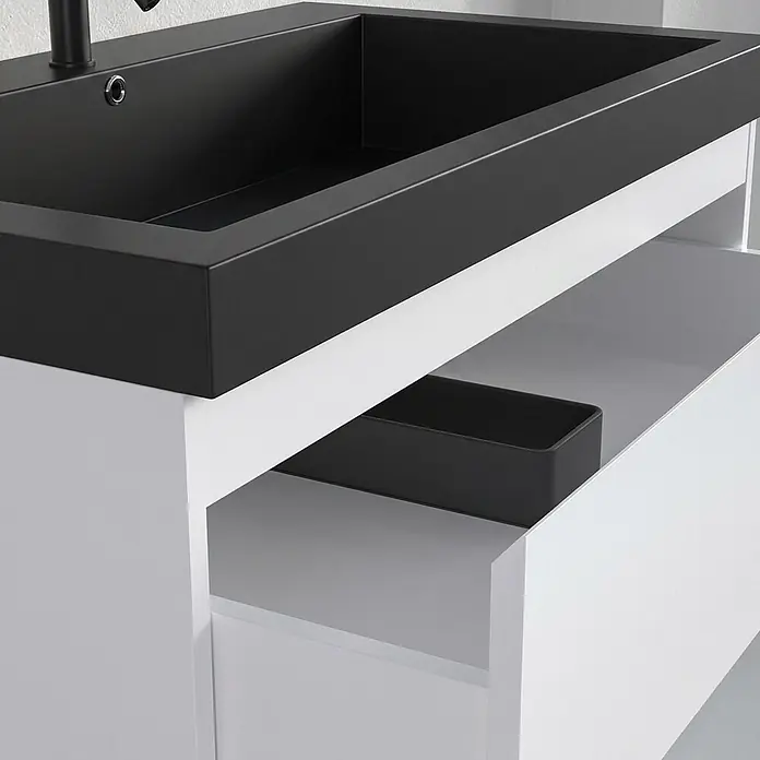 LOMAZOO Badmöbel-Set Avalon 80 cm Weiß glänzend, Waschbecken Schwarz -  - Moderne Badezimmer-Waschtischanlage mit schwarzem Rechteckbecken und Armatur auf weißem Unterschrank mit offener Schublade, die einen schwarzen Organizer zeigt.