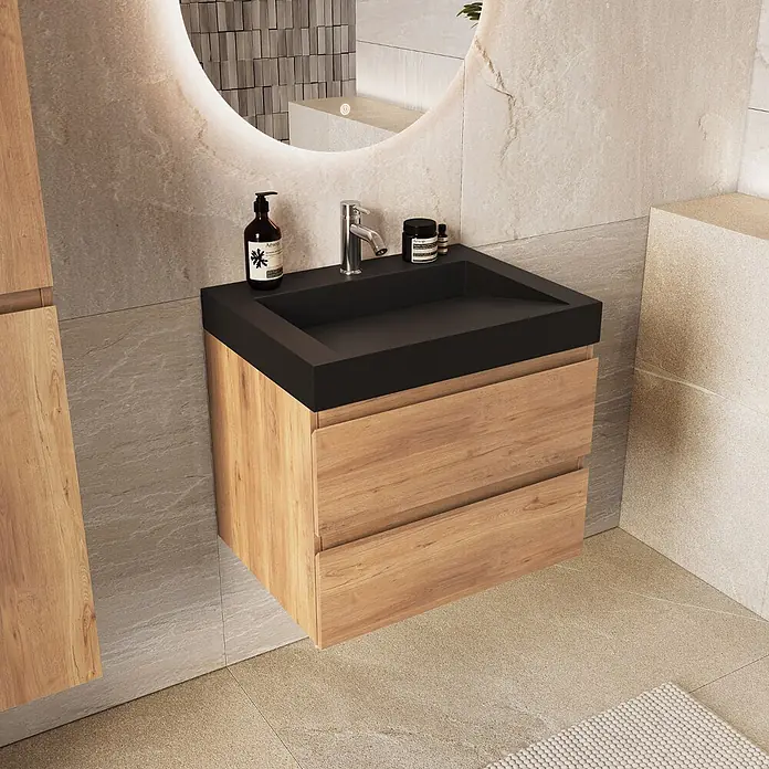 LOMAZOO Badmöbel Zarivo 60 cm Eiche hell, Waschbecken Schwarz -  - Moderner Badwaschtisch mit schwarzem integriertem Waschbecken und hellem Holzschrank mit zwei Schubladen in einem Badezimmer.