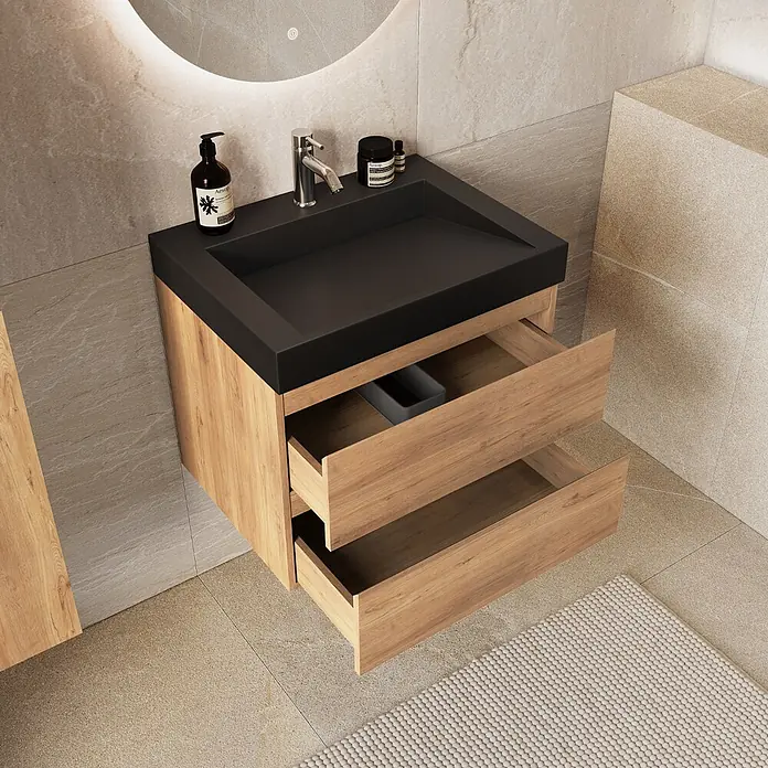LOMAZOO Badmöbel Zarivo 60 cm Eiche hell, Waschbecken Schwarz -  - Moderner Waschtisch mit schwarzem Waschbecken und hellem Holzunterschrank mit zwei offenen Schubladen, vor gefliesten Wänden.