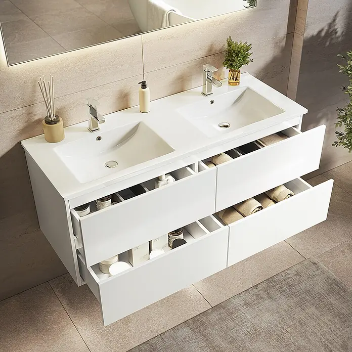 LOMAZOO Badmöbel Nineo 120 cm Weiß glänzend, Doppelwaschbecken Weiß -  - Weißer Doppelwaschtisch mit integrierten Becken und geöffneten Schubladen mit Pflegeprodukten und Handtüchern.