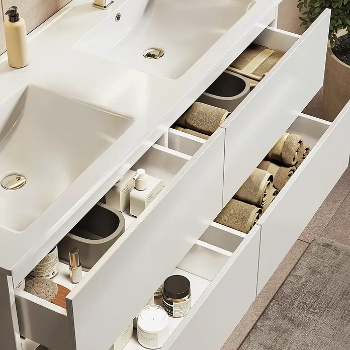 LOMAZOO Badmöbel Nineo 120 cm Weiß glänzend, Doppelwaschbecken Weiß -  - Weißer Doppelwaschtisch-Badschrank mit geöffneten Schubladen, der ordentlich arrangierte Handtücher und Toilettenartikel zeigt.