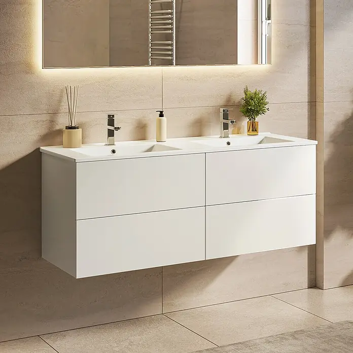 LOMAZOO Badmöbel Nineo 120 cm Weiß glänzend, Doppelwaschbecken Weiß -  - Weißer wandhängender Doppelwaschtisch mit zwei integrierten Becken und Chromarmaturen im modernen Badezimmer.