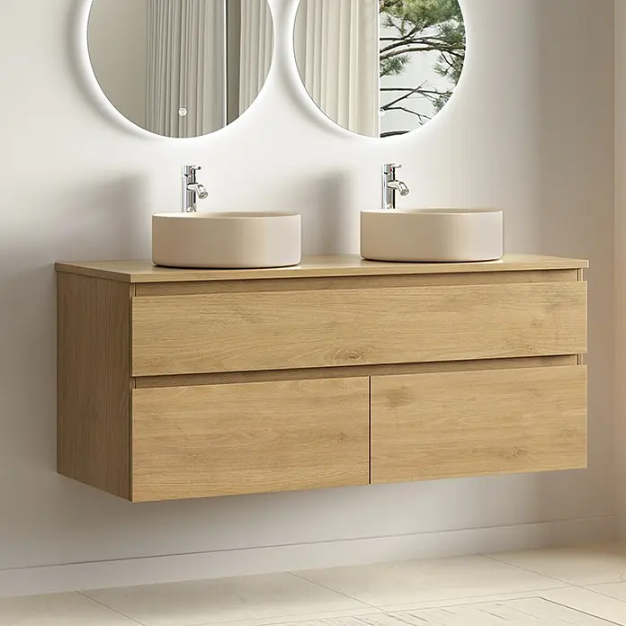 LOMAZOO Badmöbel Alira 120 cm Eiche hell, 2 runde Aufsatzwaschbecken -  - Hängender Badezimmer-Waschtisch aus hellem Holz mit zwei beigen Keramikbecken und zwei runden, beleuchteten Spiegeln.