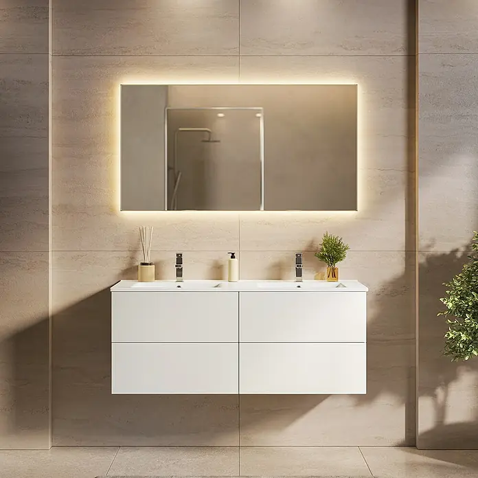 LOMAZOO Badmöbel Nineo 120 cm Weiß glänzend, Doppelwaschbecken Weiß -  - Weißer Doppelwaschtisch mit zwei Becken und beleuchtetem Spiegel in einem modernen Badezimmer.