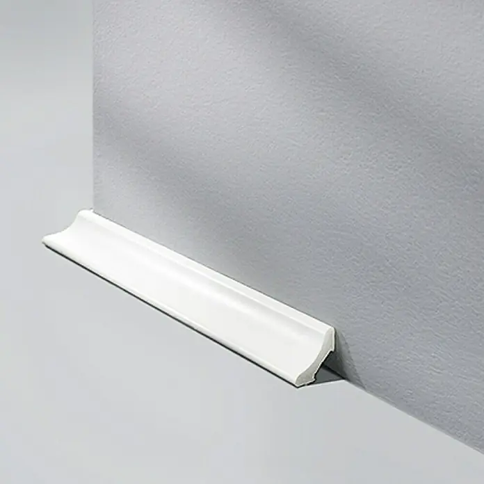 LOGOCLIC Hohlkehlleiste Weiß - 250 cm x 20 mm x 20 mm - Weiße Sockelleiste an grauer Wand. Die Leiste ist modern und schlicht gestaltet. Sie schützt die Wand vor Beschädigungen und sorgt für einen sauberen Übergang.