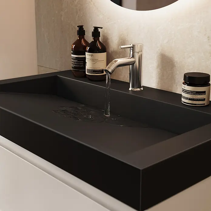 LOMAZOO Badmöbel Zarivo 80 cm Weiß glänzend, Waschbecken Schwarz -  - Schwarzes rechteckiges Waschbecken mit silbernem Wasserhahn, umgeben von Aesop Pflegeprodukten.