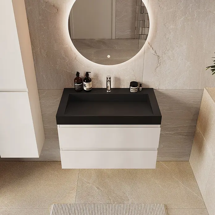 LOMAZOO Badmöbel Zarivo 80 cm Weiß glänzend, Waschbecken Schwarz -  - Moderne Badezimmer-Waschtischanlage mit schwarzem Waschbecken und weißem Unterschrank unter beleuchtetem Spiegel.