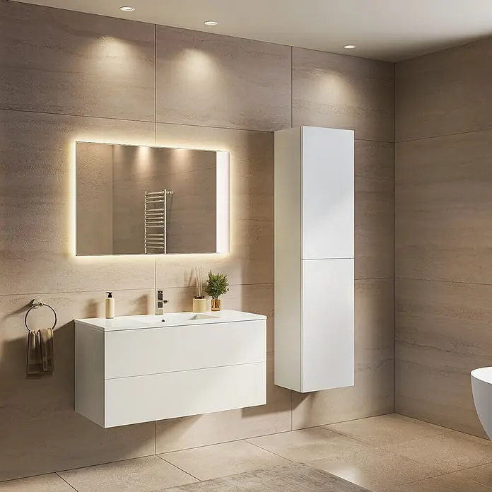 LOMAZOO Hochschrank Forella 140 cm Weiß glänzend -  - Modernes Badezimmer mit schwebendem Waschtisch, beleuchtetem Spiegel und hohem weißen Schrank vor hellen Steinfliesen.