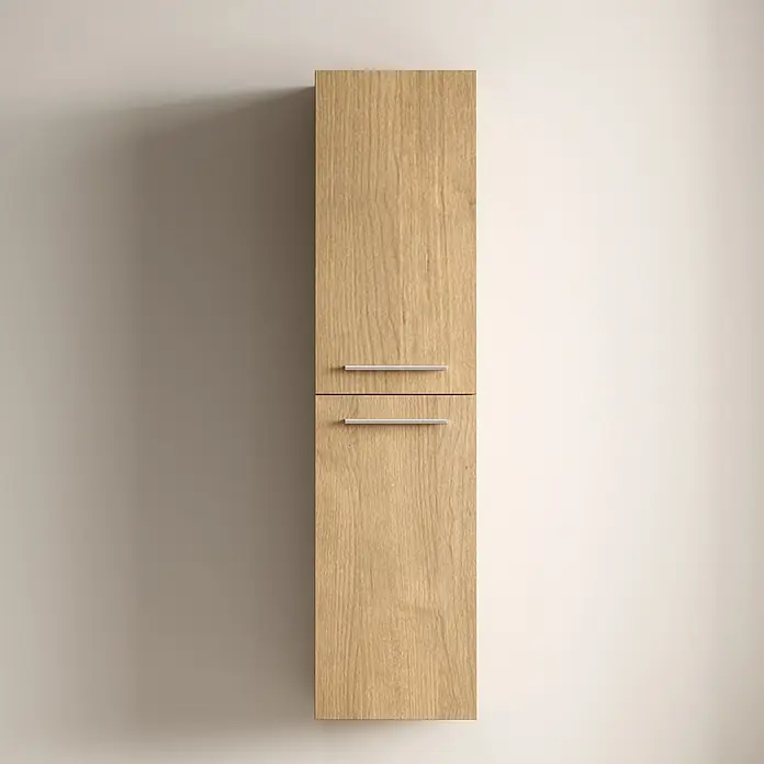 LOMAZOO Hochschrank Lanello 140 cm Eiche hell -  - Hoher, wandmontierter Hochschrank aus heller Eiche mit zwei Türen und silbernen Griffen.