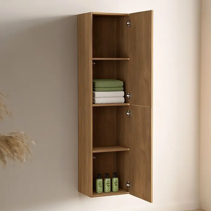 LOMAZOO Hochschrank Lanello 140 cm Eiche hell -  - Wandhängender Holzschrank mit offenen Türen und Regalen, in dem Handtücher und Flaschen aufbewahrt werden.