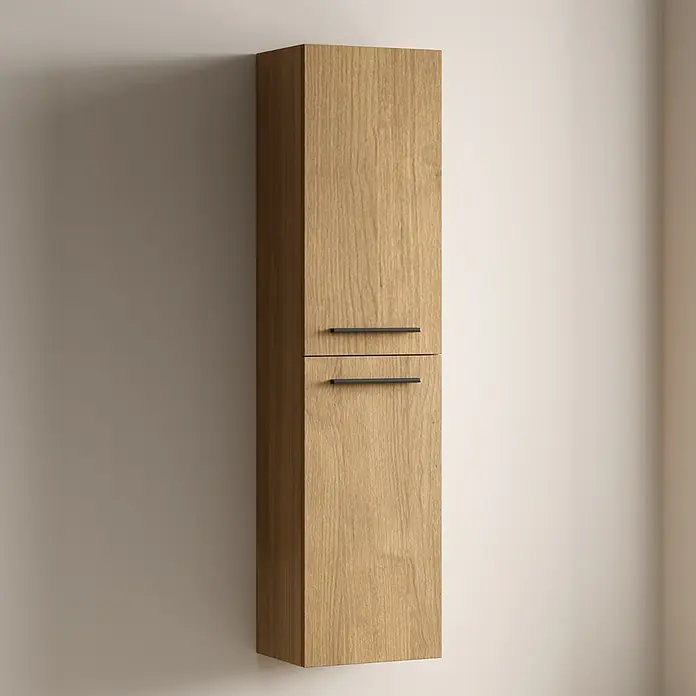 LOMAZOO Hochschrank Lanello 140 cm Eiche hell -  - Wandmontierter hoher Schrank aus hellem Holz mit zwei dunklen horizontalen Griffen.