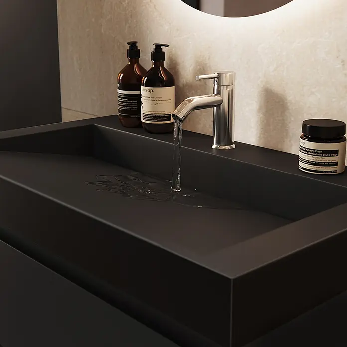LOMAZOO Badmöbel Zarivo 80 cm Schwarz matt, Waschbecken Schwarz -  - Modernes schwarzes mattes Waschbecken mit laufendem silbernem Wasserhahn und Kosmetikflaschen auf der Ablage.