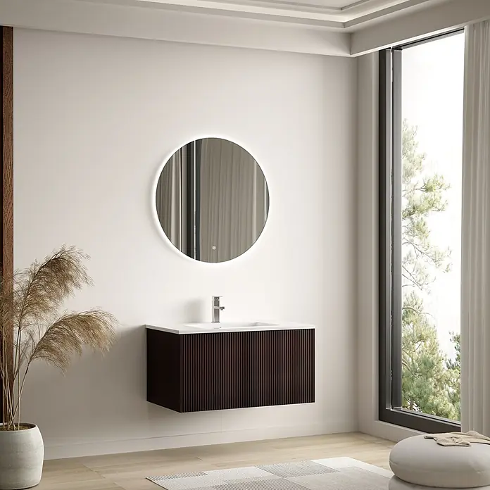 LOMAZOO Badmöbel Sovina 80 cm Nussbaum Rillenfront, Waschbecken Weiß -  - Modernes Badezimmer mit schwebendem, dunkelbraunem, geriffeltem Waschtisch, weißem Waschbecken, rundem beleuchtetem Spiegel und großem Fenster.