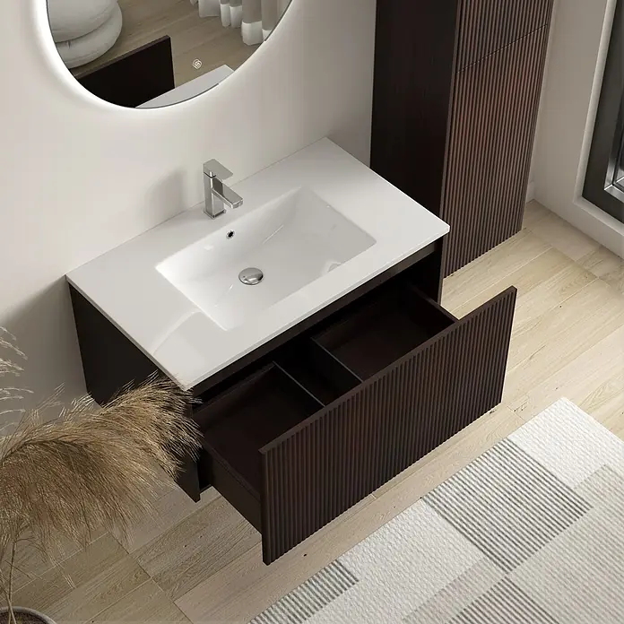 LOMAZOO Badmöbel Sovina 80 cm Nussbaum Rillenfront, Waschbecken Weiß -  - Dunkelbrauner Badunterschrank mit geriffelten Schubladenfronten, weißem Waschbecken und beleuchtetem Spiegel im modernen Bad.