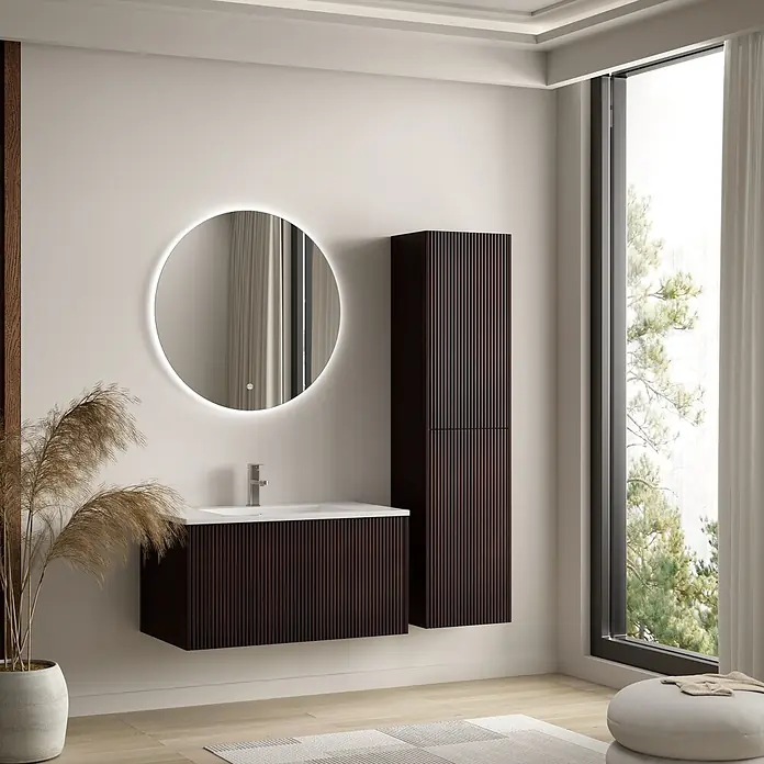 LOMAZOO Badmöbel Sovina 80 cm Nussbaum Rillenfront, Waschbecken Weiß -  - Dunkle geriffelte Holzwaschtisch mit weißem Waschbecken und passendem Hochschrank in einem modernen Badezimmer.