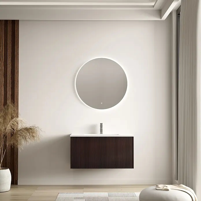 LOMAZOO Badmöbel Sovina 80 cm Nussbaum Rillenfront, Waschbecken Weiß -  - Modernes Badezimmer mit dunklem, geriffeltem Waschtisch, weißem Waschbecken und silbernem Wasserhahn, darüber ein runder, hinterleuchteter Spiegel.