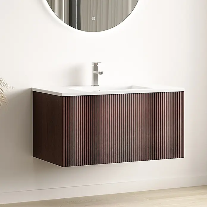 LOMAZOO Badmöbel Sovina 80 cm Nussbaum Rillenfront, Waschbecken Weiß -  - Wandhängender Badezimmerschrank mit weißem integriertem Waschbecken und dunkelbraunem gerilltem Unterschrank, im modernen Bad.