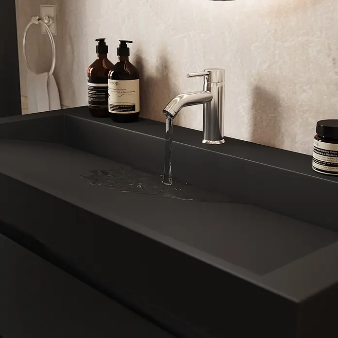 LOMAZOO Badmöbel Zarivo 100 cm Schwarz matt, Waschbecken Schwarz -  - Modernes schwarzes, mattes, rechteckiges Waschbecken mit Chromarmatur, laufendem Wasser und Aesop-Produkten auf der Ablage.
