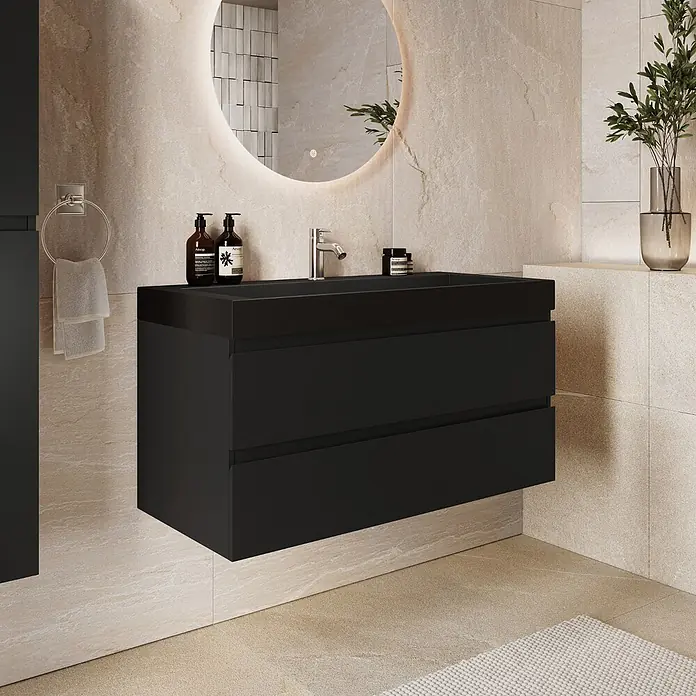 LOMAZOO Badmöbel Zarivo 100 cm Schwarz matt, Waschbecken Schwarz -  - Schwarzwandmontierter Badwaschtisch mit integriertem schwarzem Waschbecken und silberner Armatur in einem modernen Bad.
